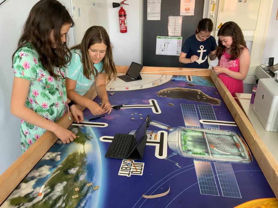 Schülerinnen der AG: Stella, Carla (9b) mit Lia und Paula (7b)